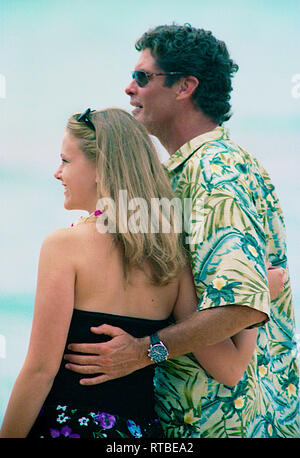 Honolulu, Hawaii, 20. Juli 1999 Erster Tag der Dreharbeiten "BayWatch Hawaii. David Hasselhoff Posen für Fotos mit Touristen, wohnten im Hilton Hawaiian Village, wo in den ersten Tagen der Dreharbeiten zur neuen Serie "Baywatch" verfilmt wurde. Credit: Mark Reinstein/MediaPunch Stockfoto