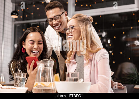 Multirassische Gesellschaft - von - drei Erinnerung an etwas Angenehmes und Lachen. Stockfoto