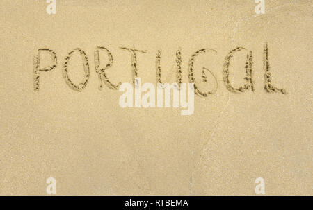 Inschrift auf nassem Sand Portugal. Cascais, Portugal Stockfoto