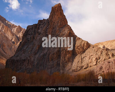 Berglandschaft in der Nähe von Hankar, einem abgelegenen Dorf in Markha Valley, Ladakh Stockfoto