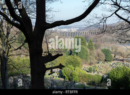 Anzeigen von Lockwood Viadukt von Beaumont Park, Huddersfield Stockfoto