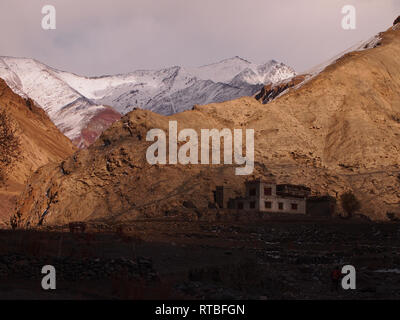 Berglandschaft in der Nähe von Hankar, einem abgelegenen Dorf in Markha Valley, Ladakh Stockfoto