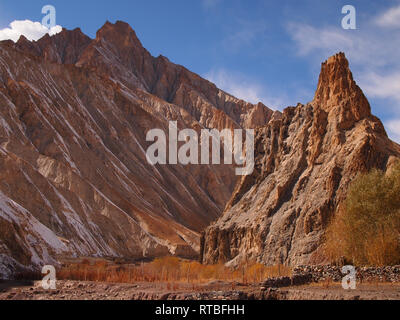 Berglandschaft in der Nähe von Hankar, einem abgelegenen Dorf in Markha Valley, Ladakh Stockfoto