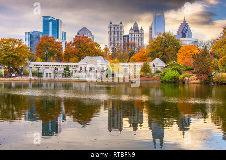 Skyline von Atlanta, Georgia, USA Piedmont Park im Herbst. Stockfoto