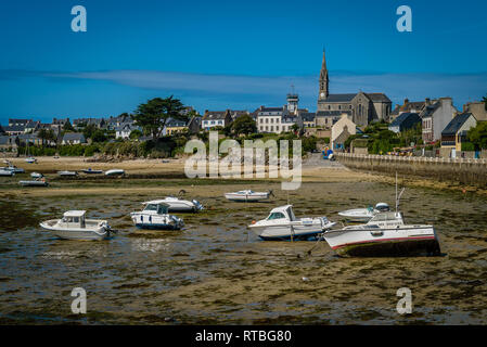 Boote bei Ebbe in Batz Insel in der Bretagne in Frankreich Stockfoto