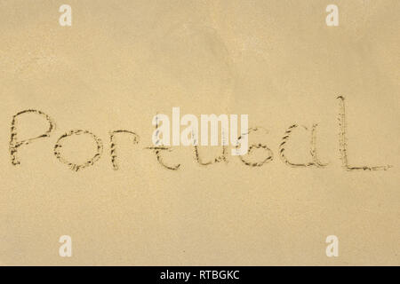 Inschrift auf nassem Sand Portugal. Cascais, Portugal Stockfoto