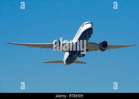 Einen British Airways Boeing 787 Dreamliner Klettern in klaren, blauen Himmel nach dem Start vom Flughafen London Heathrow, UK. Stockfoto