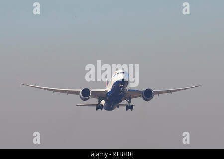 Einen British Airways Boeing 787 Dreamliner Klettern Nach dem Start vom Flughafen London Heathrow, UK. Stockfoto