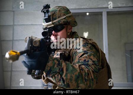 Us Marine Sgt. Joseph Beauchamp mit 2.Bataillon, 23 Marine Regiment, derzeit um die 3. Marine Division zugeordnet, löscht ein Zimmer während der militärischen Operationen in urbanem Gelände Training während der Übung Wald Licht 19.2, in Aibano Training Area, Japan, Nov. 6, 2019. Während MOUT Training, Marines Lernen zur Bekämpfung der Fähigkeiten in einer Stadt, Landschaft, wie, wie man richtig ein Gebäude und patrouillieren. Beauchamp ist ein Eingeborener von San Francisco. Stockfoto