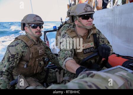 ARABIAN GULF (Feb. 07, 2019) der U.S. Coast Guard Lt. j.g. James Rizzo, Links, und der bootsmann Mate 1. Klasse Martin Williams navigieren Sie in einem kleinen Boot alongsing Island class Patrol Boat USCGC Maui (WPB 1304). Maui ist Vorwärts - in die USA 5 Flotte Bereich der Maßnahmen zur Unterstützung der Marine im Einsatz für die Stabilität und Sicherheit in der Region zu gewährleisten und verbindet das Mittelmeer und den Pazifischen Raum durch den westlichen Indischen Ozean und drei strategische Choke Points. Die US-amerikanischen Armee Stockfoto