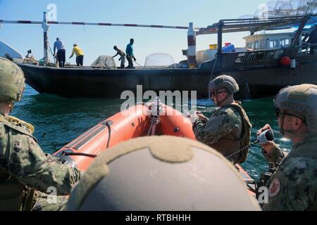 ARABIAN GULF (Feb. 07, 2019) der U.S. Coast Guard Lt. j.g. James Rizzo (links), und der bootsmann Mate 1. Klasse Ted Tochterman auf die Insel zugeordnet - Klasse Patrouillenboot USCGC Maui (WPB 1304) Ansatz angeln Dhow während des Besuchs, Board, Suche, und Beschlagnahme. Maui ist Vorwärts - in die USA 5 Flotte Bereich der Maßnahmen zur Unterstützung der Marine im Einsatz für die Stabilität und Sicherheit in der Region zu gewährleisten und verbindet das Mittelmeer und den Pazifischen Raum durch den westlichen Indischen Ozean und drei strategischen Punkten ersticken. Stockfoto