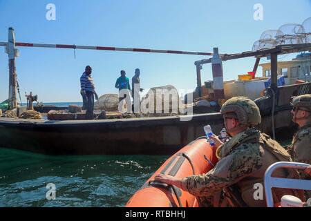 ARABIAN GULF (Feb. 07, 2019) der U.S. Coast Guard Maschinen Techniker 2. Klasse Jon Christiansen, zur Insel zugeordnet - Klasse Patrouillenboot USCGC Maui (WPB 1304) bereitet zu werfen liefert an Bord eines Angeln Dhow während des Besuchs, Board, Suche zu Fischer, und Beschlagnahme. Maui ist Vorwärts - in die USA 5 Flotte Bereich der Maßnahmen zur Unterstützung der Marine im Einsatz für die Stabilität und Sicherheit in der Region zu gewährleisten und verbindet das Mittelmeer und den Pazifischen Raum durch den westlichen Indischen Ozean und drei strategischen Punkten ersticken. Stockfoto