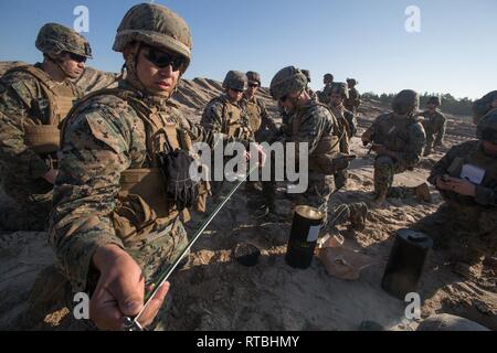 Us Marine Corps Cpl. Rafael Martinez mit Alpha Company, 8 Techniker, 2. Marine Logistics Group Maßnahmen Zündkapseln in Camp Lejeune in North Carolina, Feb 7, 2019. Marines statt der Abriss Einarbeitung Spektrum kritischer engineering Wissen und Techniken zu unterstützen. Stockfoto