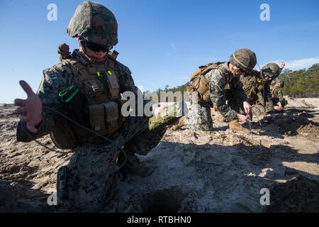 Us Marine Corps Lance Cpl. Marcus Hoge mit Alpha Company, 8 Techniker, 2. Marine Logistik Gruppe bereitet ein Dynamit Notwasserung in Camp Lejeune in North Carolina, Feb 7, 2019. Marines statt der Abriss Einarbeitung Spektrum kritischer engineering Wissen und Techniken zu unterstützen. Stockfoto