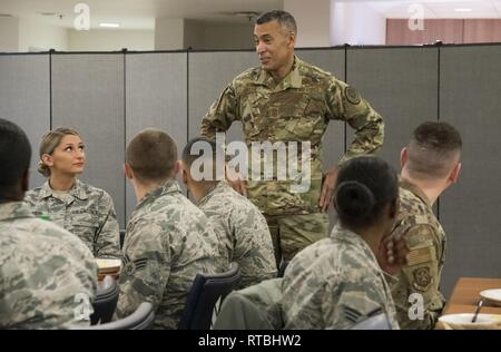 Us Air Force Chief Master Sgt. Terrence Greene, Befehl Chef des Air Mobility Command, Scott Air Force Base, Illinois, spricht mit Fliegern Feb 7, 2019, an der Patterson Speisesaal auf Dover Air Force Base, Del Airman 1st Class Tess Burleson (links), Luft- und Raumfahrt Medizin 436th Squadron Zahnarzthelfer, schaut auf Greene, wie er zu ihr und anderen Flieger beim Frühstück spricht. Stockfoto