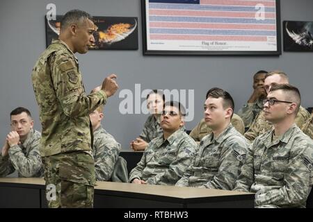 Us Air Force Chief Master Sgt. Terrence Greene, Befehl Chef des Air Mobility Command, Scott Air Force Base, Illinois, spricht zu den Studenten der Staff Sgt. Julio Alonso Flieger-führung Schule Klasse 19-C Feb 7, 2019, in Dover Air Force Base, Del Greene sprach mit den Schülern über Sein ein guter Führer und Supervisor. Stockfoto