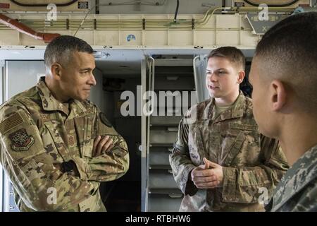 Von links, US Air Force Chief Master Sgt. Terrence Greene, Befehl Chef des Air Mobility Command, Scott Air Force Base, Illinois, spricht mit älteren Flieger Victor Harris, C-17 Globemaster III Flugzeuge engagierte Crew Chief (DCC) und Airman 1st Class Jason Thompson, C-17 assistant DCC, sowohl für die 736Th Aircraft Maintenance Squadron Feb 7, 2019 zugeordnet, in Dover Air Force Base, Del Harris und Thompson Greene auf der C-17 DCC-Programm informiert. Stockfoto