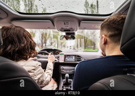 Paar saß auf dem Beifahrersitz ein Auto fahren Stockfoto