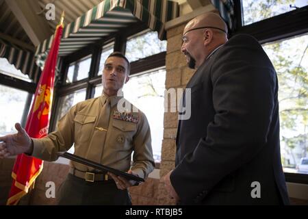 Oberst Charles Dockery, kommandierender Offizier Marine Corps Air Station Miramar, Links, präsentiert eine Auszeichnung an Ret. GySgt. Nicholas Popaditch, ehemaligen Marine- und Motivationstrainer, rechts, während der Nationalen Gebet Frühstück in der MCAS Miramar, Calif., Feb 7. Die nationalen Gebetsfrühstück ist eine jährlich stattfindende Veranstaltung, die ein Forum für Fachleute in der politischen, sozialen und wirtschaftlichen Welten zu sammeln und Beziehungen aufzubauen. Stockfoto