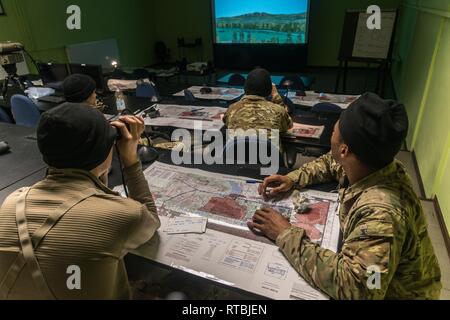 Soldaten zu Bravo Truppe Fire Support Team zugewiesen, 1.Staffel, 2d-Cavalry Regiment aus Vilseck, Deutschland, Praxis für Verfahren, die auf dem Baumholder Call für Trainer, Baumholder lokale Schulungen, Baumholder, Deutschland, Feb 8, 2019. 1/2CR führt derzeit den Betrieb Kriegsadler platoon-taktischen Kenntnisse, squadron Unterstützung Wirksamkeit und die gesamten organisatorischen Letalität zu entwickeln. Stockfoto