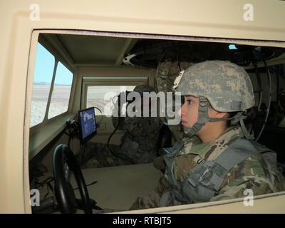 Us-Armee Reservisten Staff Sgt. Cody Goodwin und Pfc. Araceli Venegas mit der 419Th Transportation Company, in Salt Lake City, sich für Ziele in den Warrior Skills Trainer während des Betriebs Cold Steel III am Fort Hunter Liggett, Calif am 7. Februar, 2019. Fahrzeug Crew Mitglieder arbeiten zusammen, um feindliche Ziele schnell und tödlich auf dem Schlachtfeld. Betrieb Cold Steel III Züge und qualifiziert Armee-reserve Soldaten auf M2 .50 Kaliber Maschinengewehre, M19 40 mm automatische Granatwerfer und M 240 7,62-mm-Maschinengewehren Waffensysteme in Boden und montiert militärische Fahrzeuge, Stockfoto