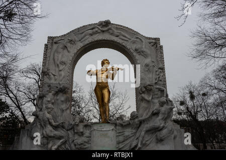 Denkmal für den Komponisten Johann Strauss (1921 erstellt) in Wien City Park Stockfoto