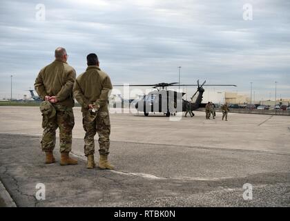 Oberst Raul Rosario, 149 Fighter Wing Commander, und Chief Master Sgt. Darin LaCour, 149 FW-Befehl Chief, grüßt Generalmajor Tracy Norris, Texas Adjutant General und andere Mitglieder ihrer Mitarbeiter an Joint Base San Antonio, 8. Februar, 2019. Gen. Norris tourte die 149 FW Mehr über die Flügel, seine Mitglieder zu lernen und Mission seit dem Befehlshaber der Nationalgarde von Texas in einer Zeremonie am Lager Mabry in Austin Jan. 12, 2019. Stockfoto