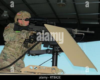 U.S. Army Reserve SPC. Cody Densley, ein HMMWV gunner mit der 419Th Transportation Company in Salt Lake City gegründet, engagiert sich simulierte Ziele mit einer pneumatischen Betrieben M240B Maschinengewehr in die Warrior Skills Trainer Simulator während des Betriebs Cold Steel III am Fort Hunter Liggett, Calif., am 7. Februar 2019. Virtuelle Simulatoren wie der WST helfen Soldaten gewinnen Kenntnisse der Waffensysteme vor der Aufnahme live Ammo. Betrieb Cold Steel III Züge und qualifiziert Armee-reserve Soldaten auf M2 .50 Kaliber Maschinengewehre, M19 40 mm automatische Granatwerfer und M 240 7,62-mm-Maschinengewehren Waffen sy Stockfoto