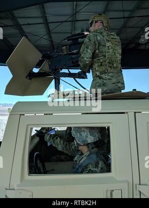 U.S. Army Reserve Pfc. Araceli Venegas mit der 419Th Transportation Company, in Salt Lake City, identifiziert ein Ziel für SPC. Cody Densley, ein hmmwv Gunner, in der Warrior Skills Trainer virtuelle Simulator während des Betriebs Cold Steel III am Fort Hunter Liggett, Calif., am 8. Februar 2019. Fahrzeug Mannschaften müssen lernen, gemeinsam Ziele zu schnell während Schießwesen ihre Qualifikation Kerben zu maximieren. Betrieb Cold Steel III Züge und qualifiziert Armee-reserve Soldaten auf M2 .50 Kaliber Maschinengewehre, M19 40 mm automatische Granatwerfer und M 240 7,62-mm-Maschinengewehren Waffen Syst Stockfoto