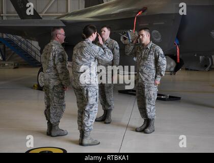 Tech. Sergeant Dellas Lambert, 33 Aircraft Maintenance Squadron engagierte Crew Chief grüßt 1st Lieutenant Cassandra Dubore, 58 Aircraft Maintenance Unit Offizier, vor Beginn eine Kontrolle für die Eröffnungs-engagierte Crew Chief Wettbewerb auf Februar 8th, 2019 at Eglin Air Force Base, Fla. Dieses Ereignis das erste DCC-Wettbewerb war für die 33 Fighter Wing durchgeführt und geschah in Verbindung mit dem vierteljährlichen Waffen laden. Stockfoto