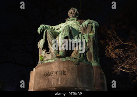 Statue von Goethe (Johann Wolfgang Goethe) Deutsche Schriftsteller und Dichter in Wien, Nightshot Stockfoto