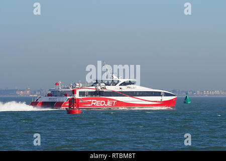 RED FUNNEL Fähren, High-Speed Katamaran (SeaCat), Rot Jet 7, übergibt die Black Jack Navigation Boje, auf dem Weg zur Isle of Wight, Großbritannien. Stockfoto