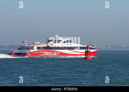 RED FUNNEL Fähren, High-Speed Katamaran (SeaCat), Rot Jet 7, übergibt die Black Jack Navigation Boje auf dem Weg zur Isle of Wight, Großbritannien. Stockfoto