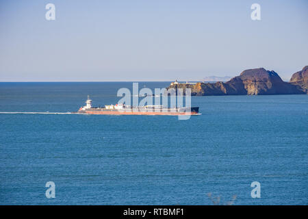 Frachtschiff Vorbereitung San Francisco Bay eingeben; im Hintergrund Point Bonita Leuchtturm, Kalifornien Stockfoto