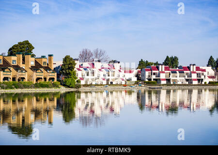 Apartment Gebäude auf der Küstenlinie von Belmont Kanal, Redwood Shores, Kalifornien Stockfoto