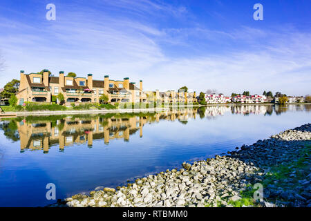 Apartment Gebäude auf der Küstenlinie von Belmont Kanal, Redwood Shores, Kalifornien Stockfoto