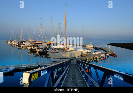 Segelyachten günstig bei Mylor Yacht Hafen auf einen ruhigen Abend, Cornwall, UK - Johannes Gollop Stockfoto