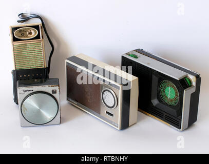 Alte sammelbare Radiotransistoren. Verschiedene Modelle auf weißem Hintergrund fotografiert Stockfoto