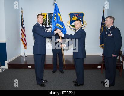 Oregon Air National Guard Col. Erik Shadler, 142 Medical Group Commander, verzichtet das Geschwader guidon, Vorsitzende Oberst Adam Sitler, 142 Fighter Wing Commander, während der offizielle Wechsel Befehl Zeremonie für die Einheit, 9. Februar 2019, Portland Air National Guard Base, Erz. Stockfoto