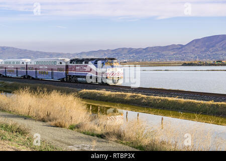 Dezember 6, 2016, Altamont commuter Express - Ace, San Jose, Kalifornien, USA - Zug fährt durch Alviso Marsh an einem sonnigen Morgen Stockfoto