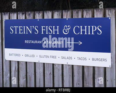 Hinweisschild für Rick Stein's Fisch und Chip Shop, Padstow, Cornwall, Großbritannien Stockfoto