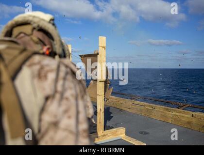 Mittelmeer (Feb. 11, 2019) - US-Marines auf den 22 Marine Expeditionary Unit brace, während ein "Donut" explodiert bei einer Live-fire Hosen Übung auf dem Flugdeck der San Antonio-Klasse amphibious Transport dock Schiff USS Arlington LPD (24), 24.02.11, 2019. Arlington einen geplanten Einsatz als Teil der 22 MEU und der kearsarge Amphibischen bereit, zur Unterstützung der Maritime Security Operations, Krisenbewältigung und Theater Zusammenarbeit im Bereich Sicherheit und zugleich eine vorwärts Naval und Marine Präsenz. Stockfoto