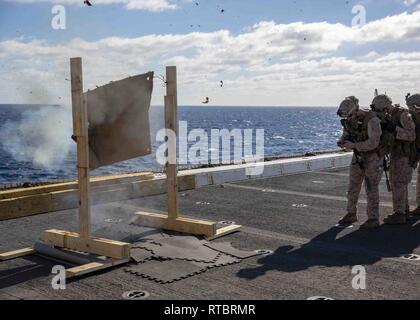 Mittelmeer (Feb. 11, 2019) - US-Marines auf den 22 Marine Expeditionary Unit Praxis Tür zugeordnet Hosen Techniken mit einem hoch explosiven "Donut" während einer Live-fire Hosen Übung auf dem Flugdeck der San Antonio-Klasse amphibious Transport dock Schiff USS Arlington LPD (24), 24.02.11, 2019. Arlington einen geplanten Einsatz als Teil der 22 MEU und der kearsarge Amphibischen bereit, zur Unterstützung der Maritime Security Operations, Krisenbewältigung und Theater Zusammenarbeit im Bereich Sicherheit und zugleich eine vorwärts Naval und Marine Präsenz. Stockfoto