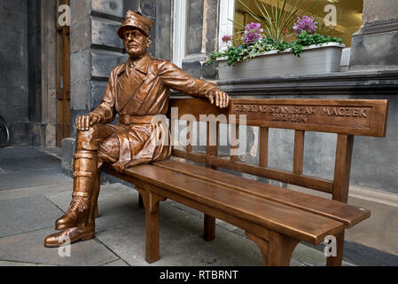 Statue des polnischen Krieg Held General Stanisław Maczek im City Chambers auf der Royal Mile in der Altstadt von Edinburgh. Stockfoto