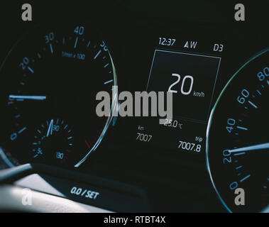 Auto Tacho close-up mit der Nadel nach 20 km/mph Fahrgeschwindigkeit Elektroauto Digitalanzeige Stockfoto