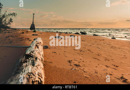 Alte Rundumleuchte auf einem Ufer der Ostsee in Lettland stehen. Stockfoto