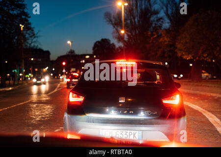 Straßburg, Frankreich - 31.Oktober 2017: Schönes Bokeh in mehreren Farben bei Nacht - pov eines Fahrers in einem Stau mit Seat Ibiza Auto vor gefangen Stockfoto