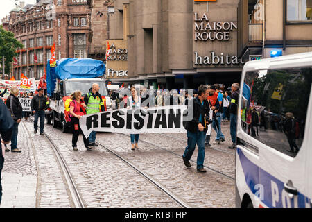 Straßburg, Frankreich - Sept 12, 2017: Demonstranten mit Widerstand Fahne an politischen März während eines Französischen landesweiten Tag des Protestes gegen die Reform des Arbeitsmarkts von Emmanuel Längestrich Regierung vorgeschlagen, Stockfoto