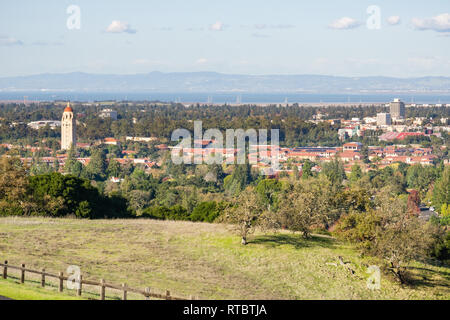 Blick Richtung Stanford Campus und Hoover Tower, Palo Alto und Silicon Valley von der Stanford dish Hills, Kalifornien Stockfoto