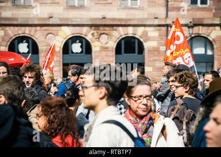 Straßburg, Frankreich - Sept 12, 2017: Demonstranten Versammlung an politischen März während eines Französischen landesweiten Tag des Protestes gegen die Reform des Arbeitsmarkts von Emmanuel Längestrich Regierung vorgeschlagen, Stockfoto